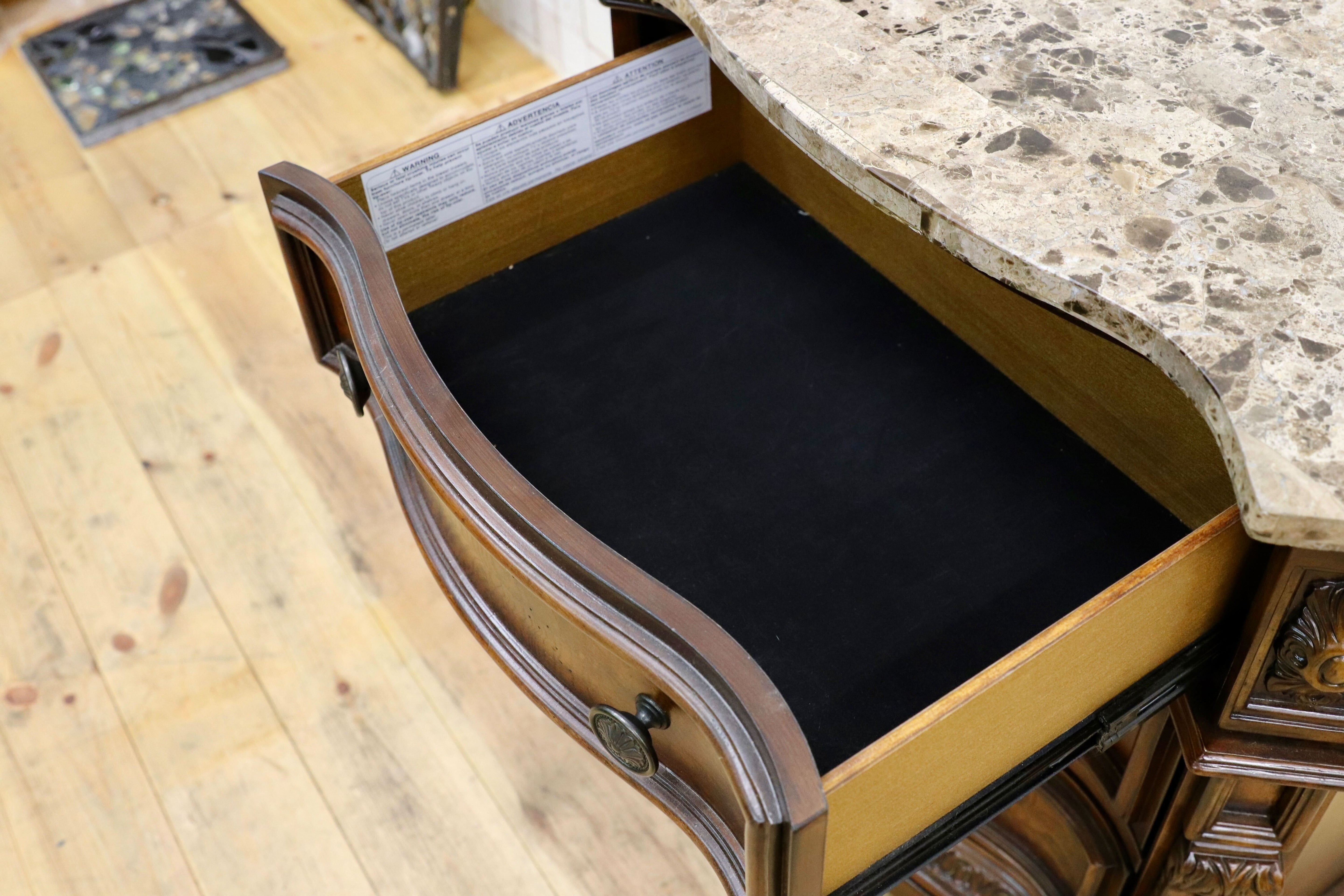 GMIK540○Ledelle Three Drawer Night Stand - Ashley Furniture アシュレイ チェスト サイドチェスト ベッドサイド クラシック