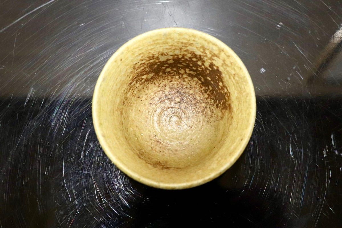 GMJK374AZ◯紀州焼 葵窯 ぐい呑 酒器 盃 猪口 酒杯 一口盃 呑口 施釉陶器 陶杯 和食器 陶器 在銘 和モダン