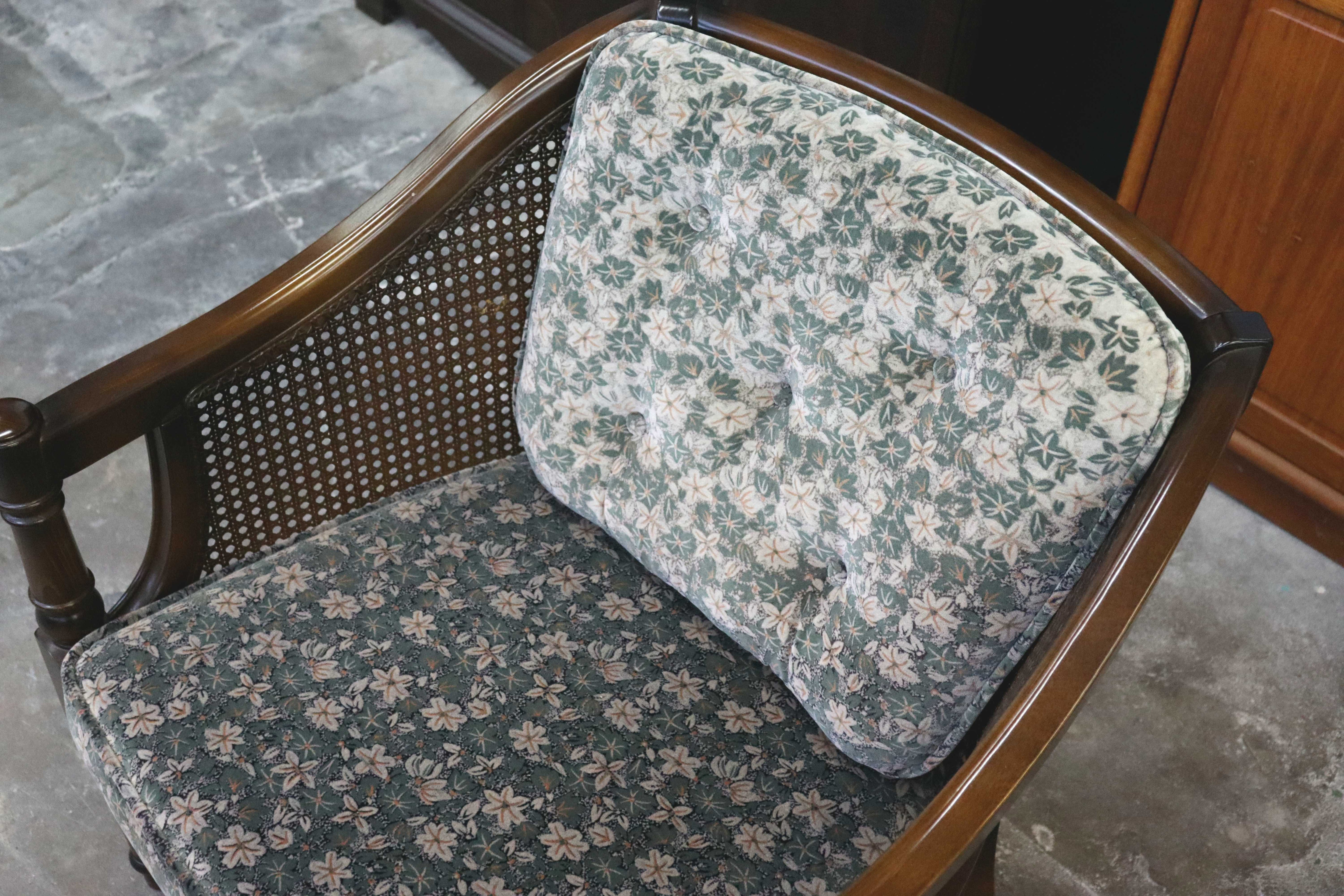 GMIS279B○karimoku / カリモク コロニアル アームチェア 椅子 ラウンジチェア シングルソファ ラタン 国産家具 レトロ ヴィンテージ