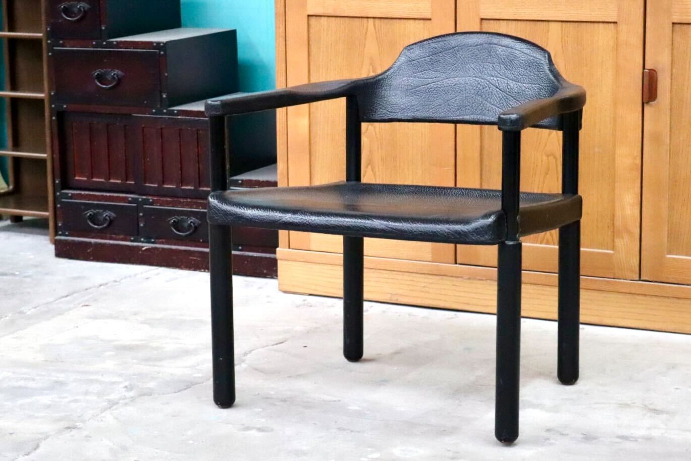 GMIS471K○レオナルド アームチェア ブラック スイス デザイナーズ家具