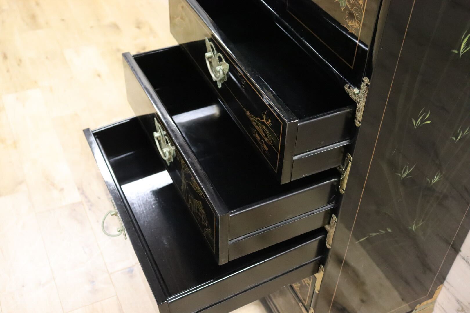 GMIH192○中国家具 李朝家具 チェスト 花鳥図 小箪笥 アジアン シノワズリ アンティーク 黒漆 飾り棚