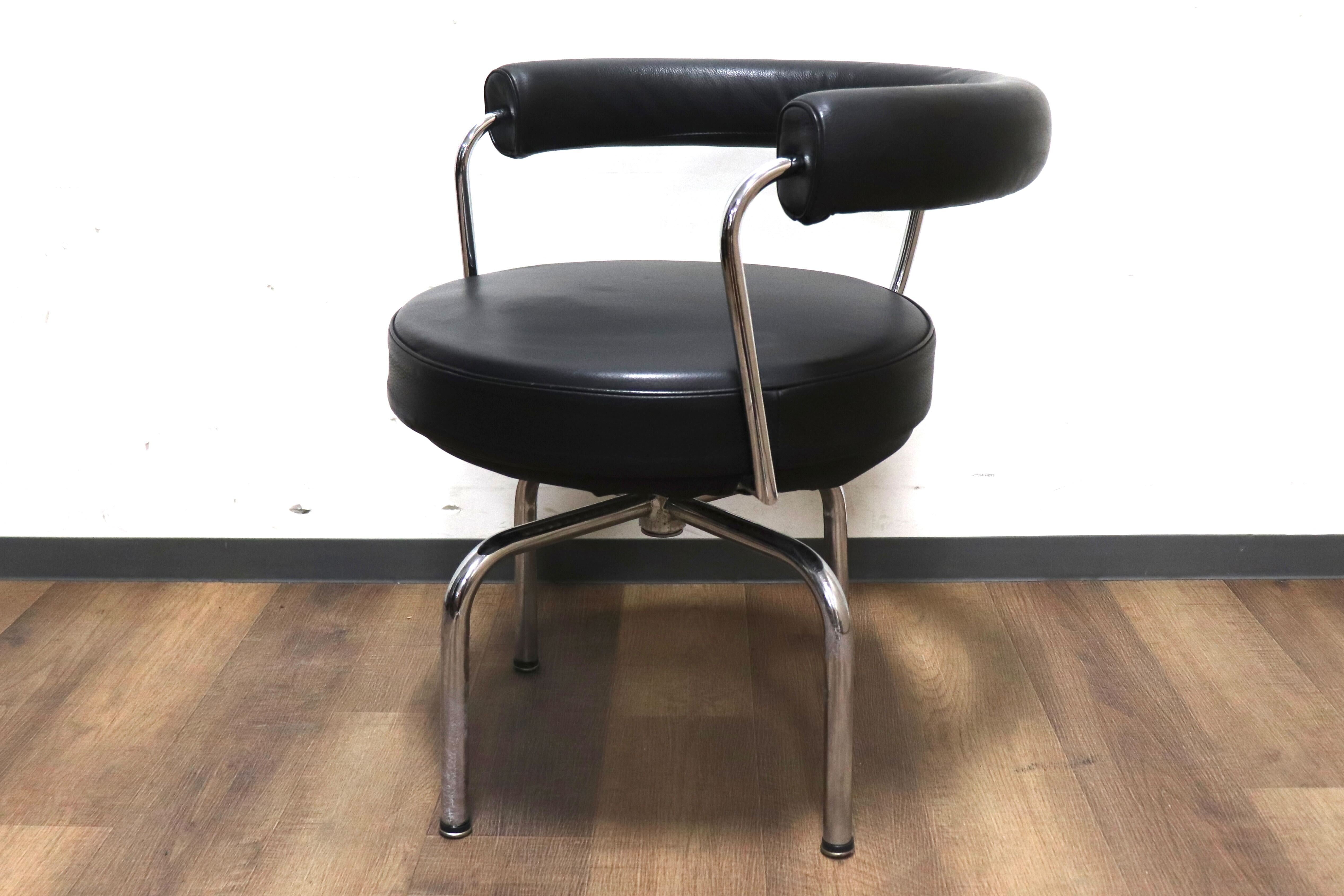 GMHN130B○Le Corbusier LC7 SWIVEL ARMCHA GMHN130B○Le Corbusier LC7 SWIVEL ARMCHA Swivel Chair LC7 by Le