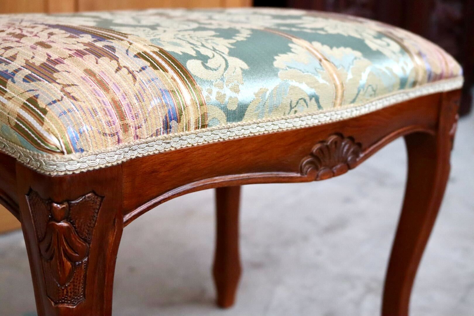 GMIH394A○スツール チェア 椅子 足置き フットスツール オットマン 腰掛け 猫脚 木製 ファブリック イタリア製 クラシック ロココ