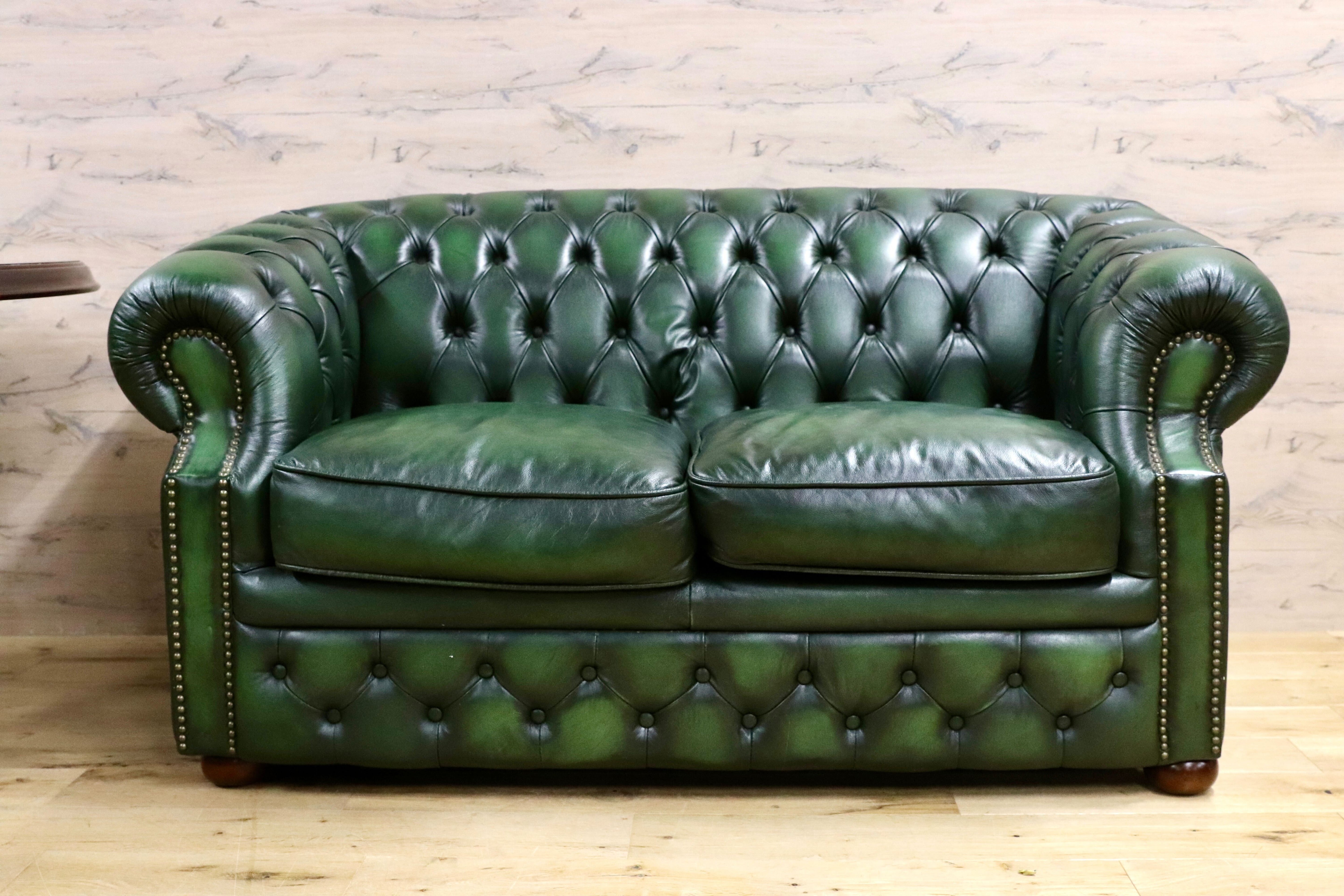 GMIK562○イギリス チェスターフィールド 2人掛けソファ ラブソファ 本革 緑 グリーン 2シーター クラシック アンティーク 椅子 英国