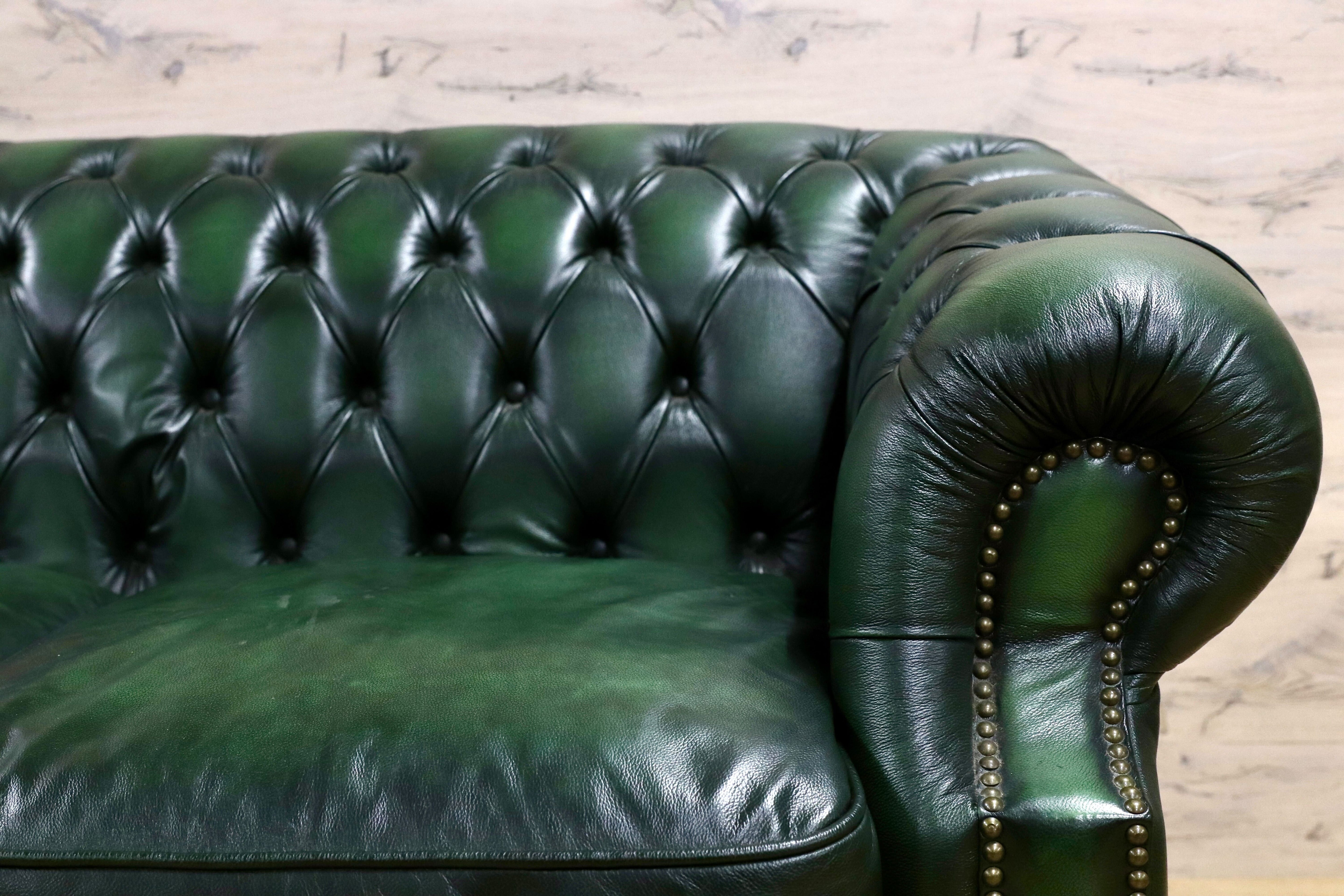 GMIK562○イギリス チェスターフィールド 2人掛けソファ ラブソファ 本革 緑 グリーン 2シーター クラシック アンティーク 椅子 英国
