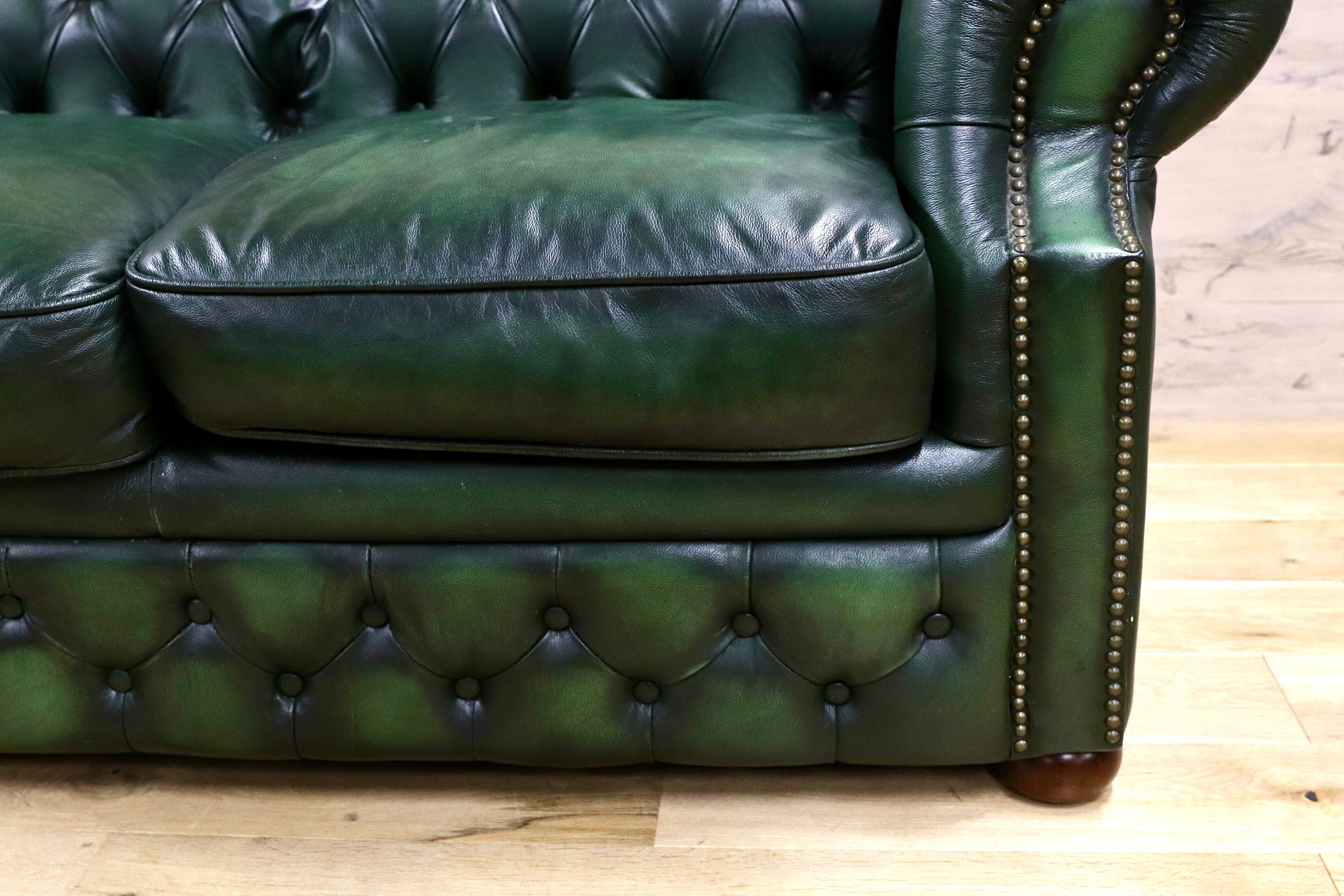 GMIK562○イギリス チェスターフィールド 2人掛けソファ ラブソファ 本革 緑 グリーン 2シーター クラシック アンティーク 椅子 英国