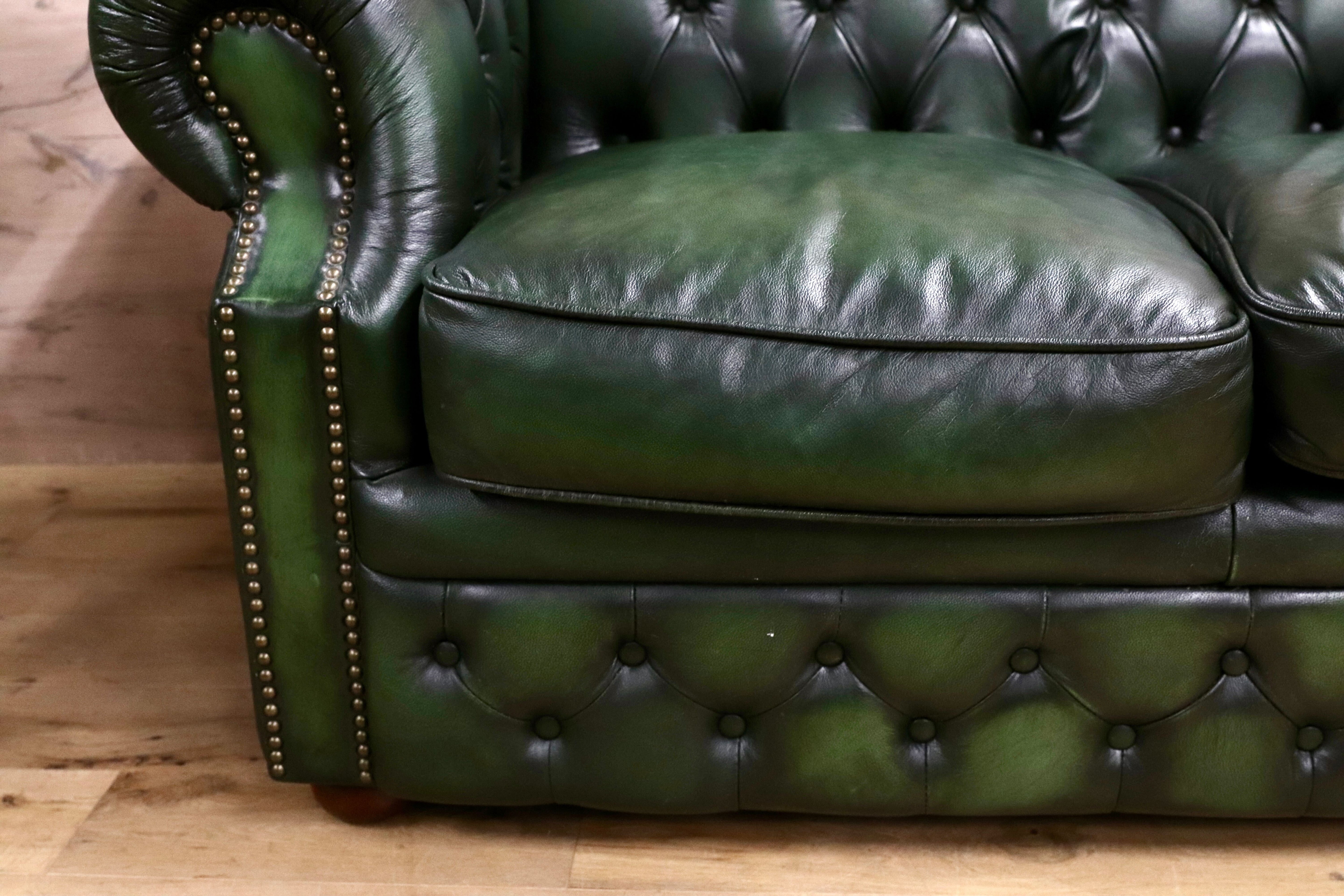 GMIK562○イギリス チェスターフィールド 2人掛けソファ ラブソファ 本革 緑 グリーン 2シーター クラシック アンティーク 椅子 英国