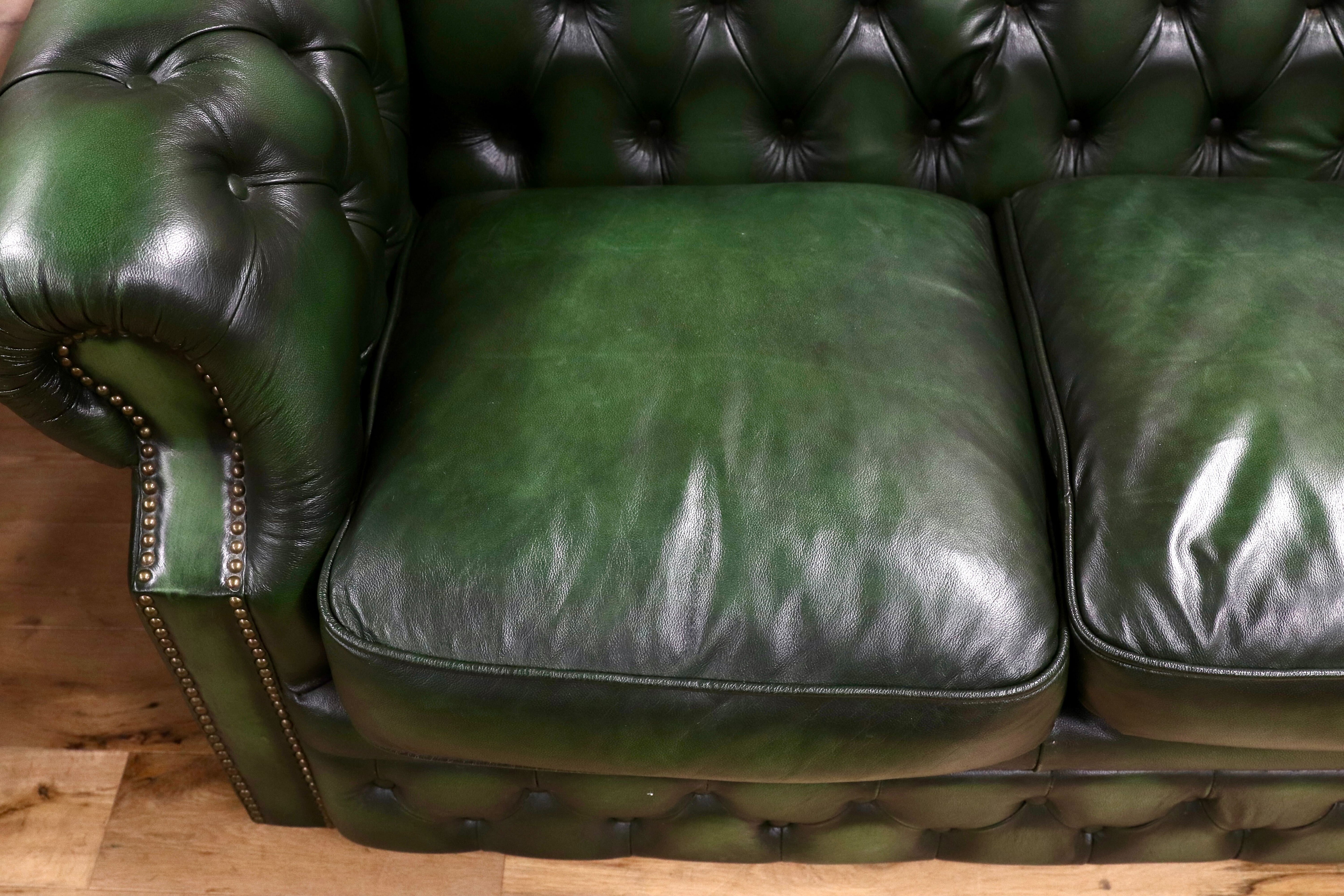 GMIK562○イギリス チェスターフィールド 2人掛けソファ ラブソファ 本革 緑 グリーン 2シーター クラシック アンティーク 椅子 英国