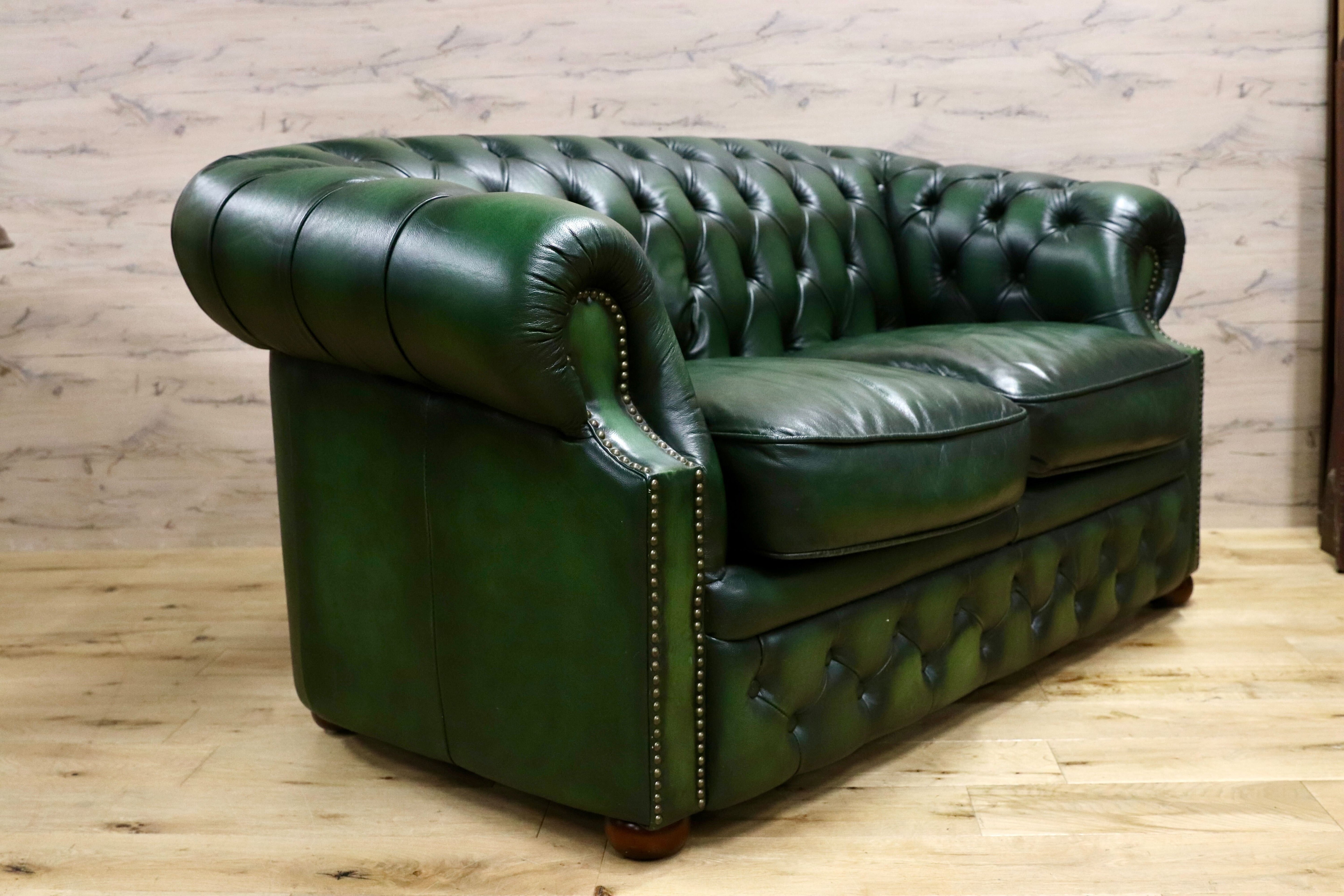 GMIK562○イギリス チェスターフィールド 2人掛けソファ ラブソファ 本革 緑 グリーン 2シーター クラシック アンティーク 椅子 英国