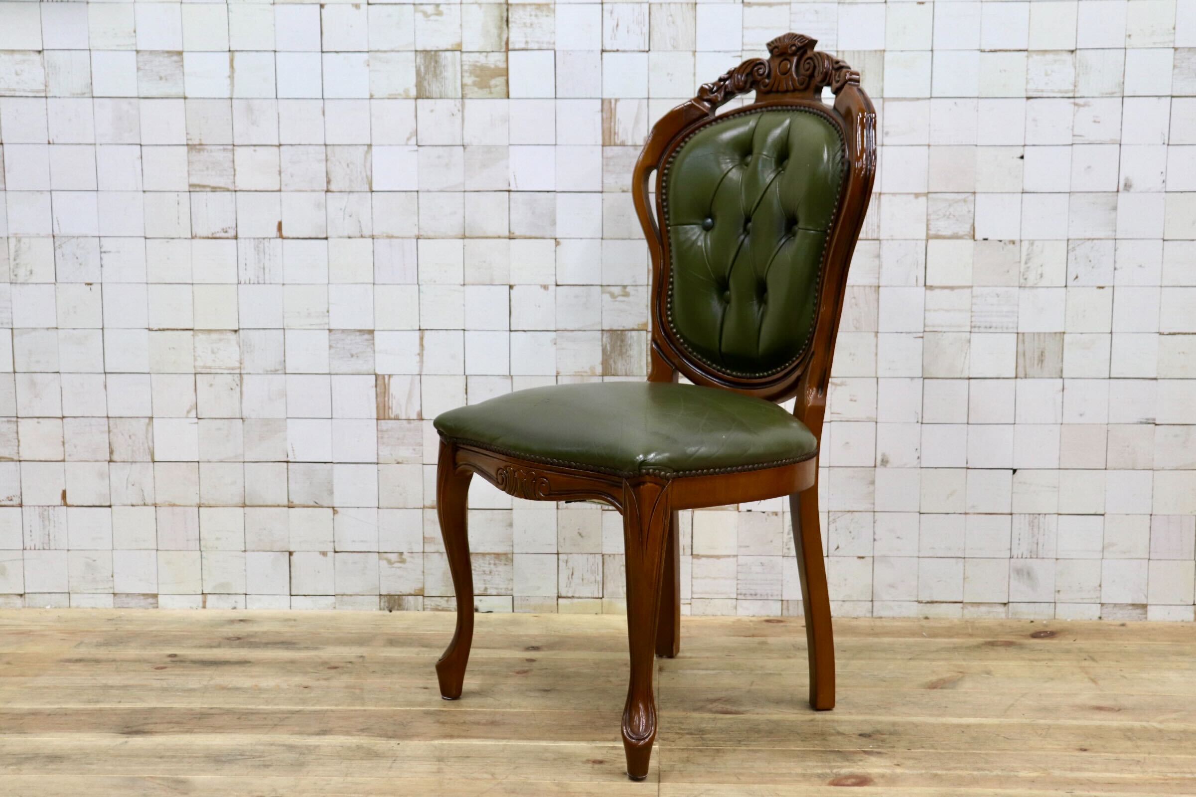 GMIK882B〇イタリア ダイニングチェア 食卓椅子 アームレスチェア レザー 鋲打ち 彫刻 猫脚 アンティーク エレガント ヨーロピアン ロココ