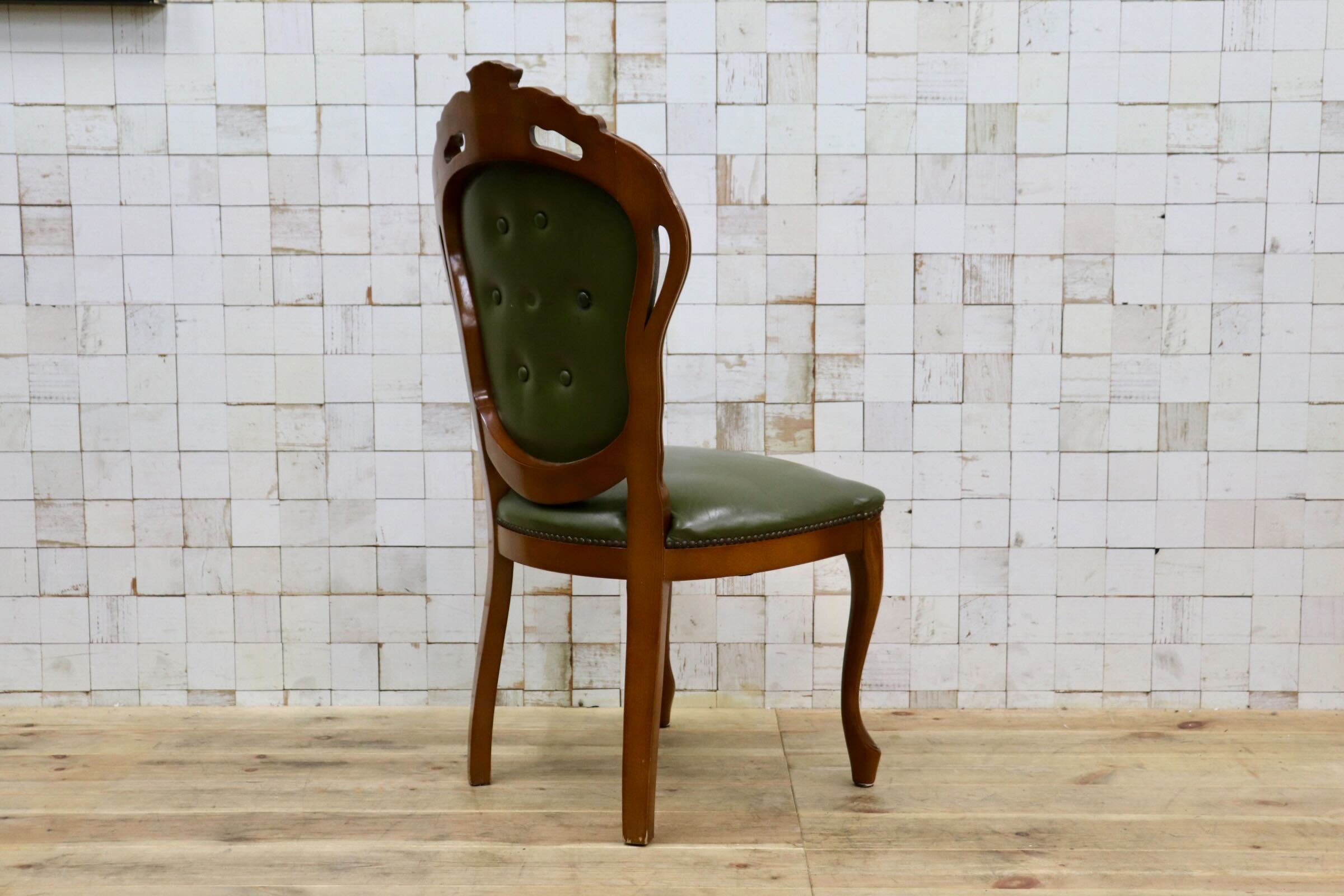 GMIK882B〇イタリア ダイニングチェア 食卓椅子 アームレスチェア レザー 鋲打ち 彫刻 猫脚 アンティーク エレガント ヨーロピアン ロココ