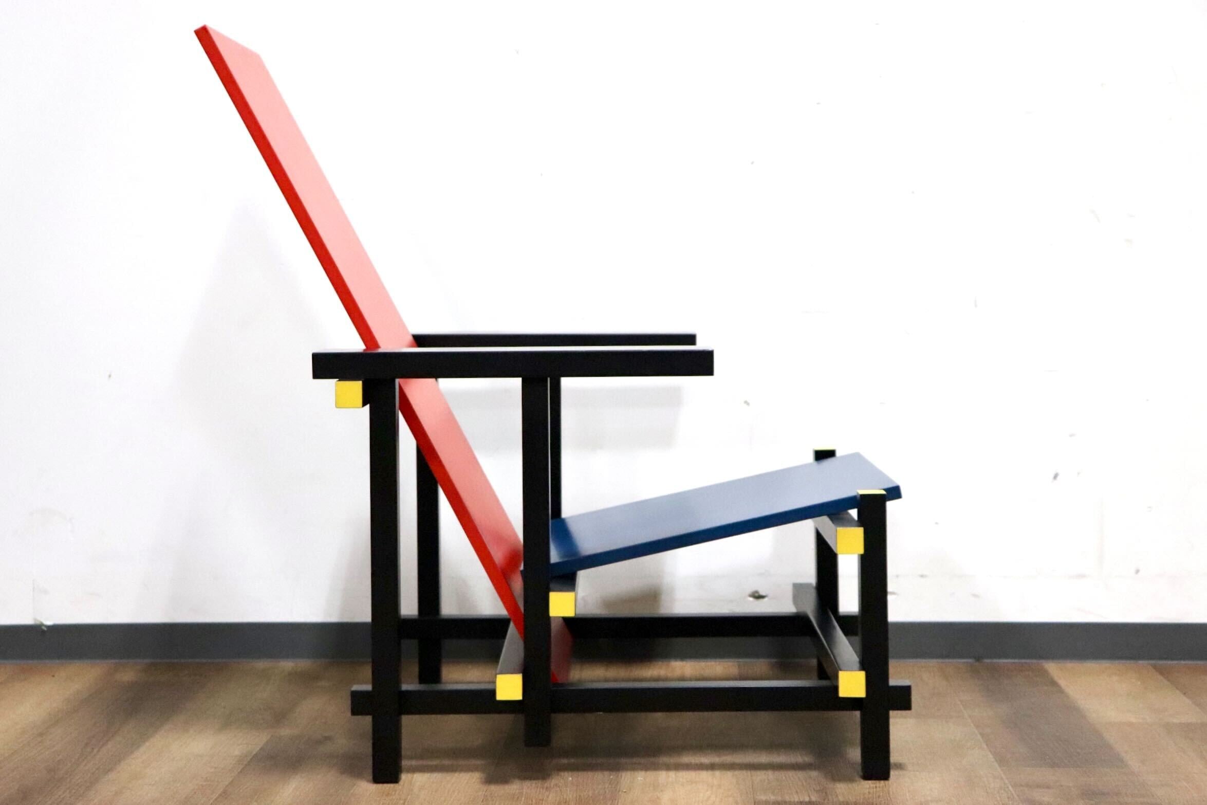 GMHK562○RED AND BLUE ラウンジチェア アームチェア リプロダクト GERRIT THOMAS RIETVELD へーリット・トーマス・リートフェルト 展示品