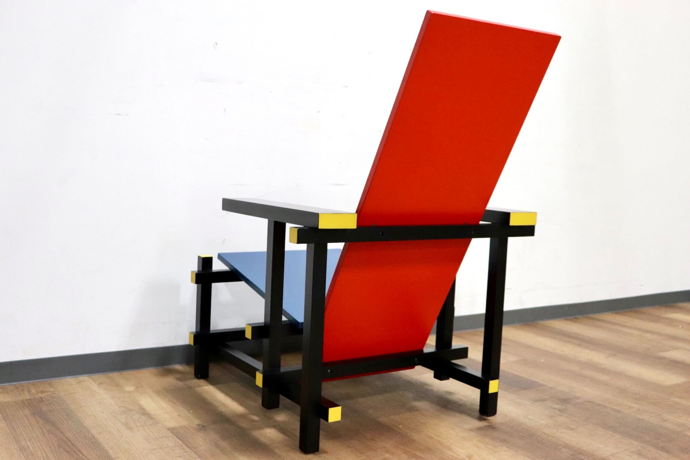 GMHK562○RED AND BLUE ラウンジチェア アームチェア リプロダクト GERRIT THOMAS RIETVELD へーリット・トーマス・リートフェルト 展示品