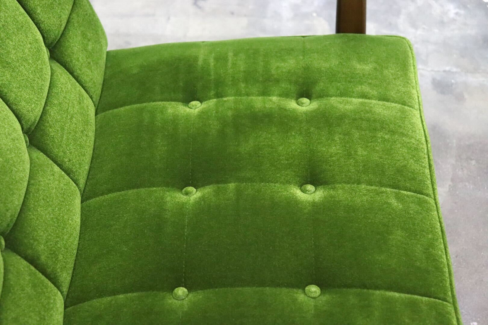 GMIK676○カリモク60 Kチェア 2人掛けソファ ラブソファ 長椅子 2シーター ファブリック モケットグリーン オットマンセット 展示品