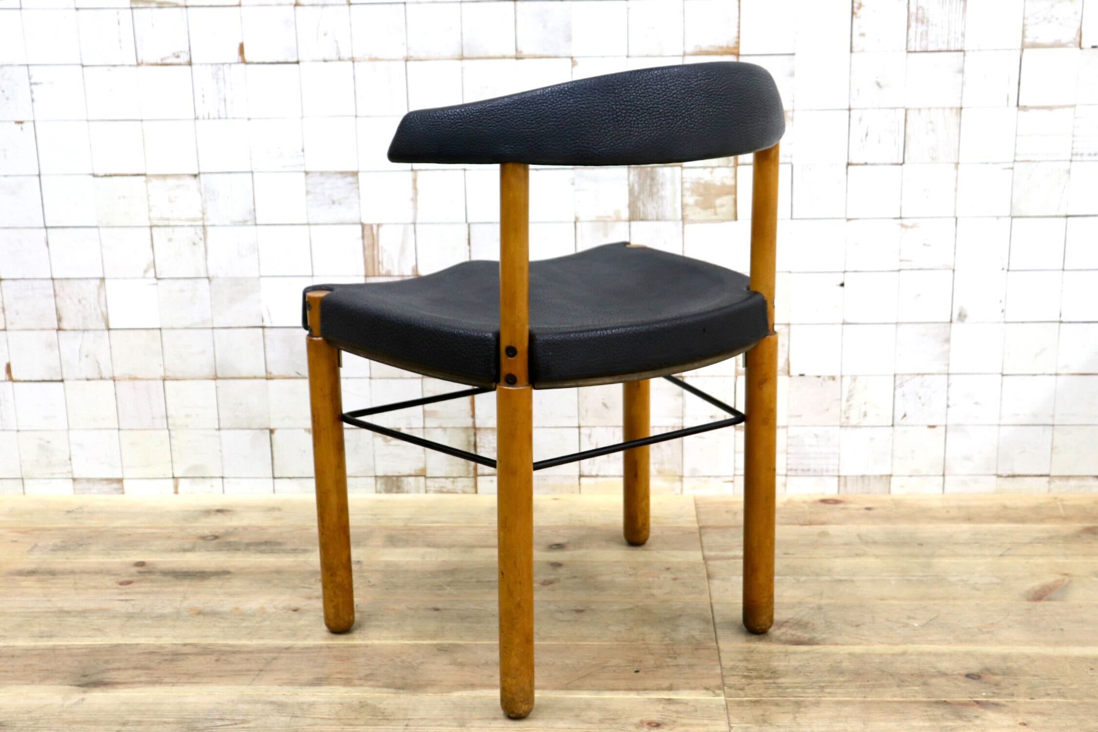 GMIN7C〇Cassina / カッシーナ レオナルドチェア ダイニングチェア Strassle collection社 スイス 椅子 ブラック 北欧スタイル