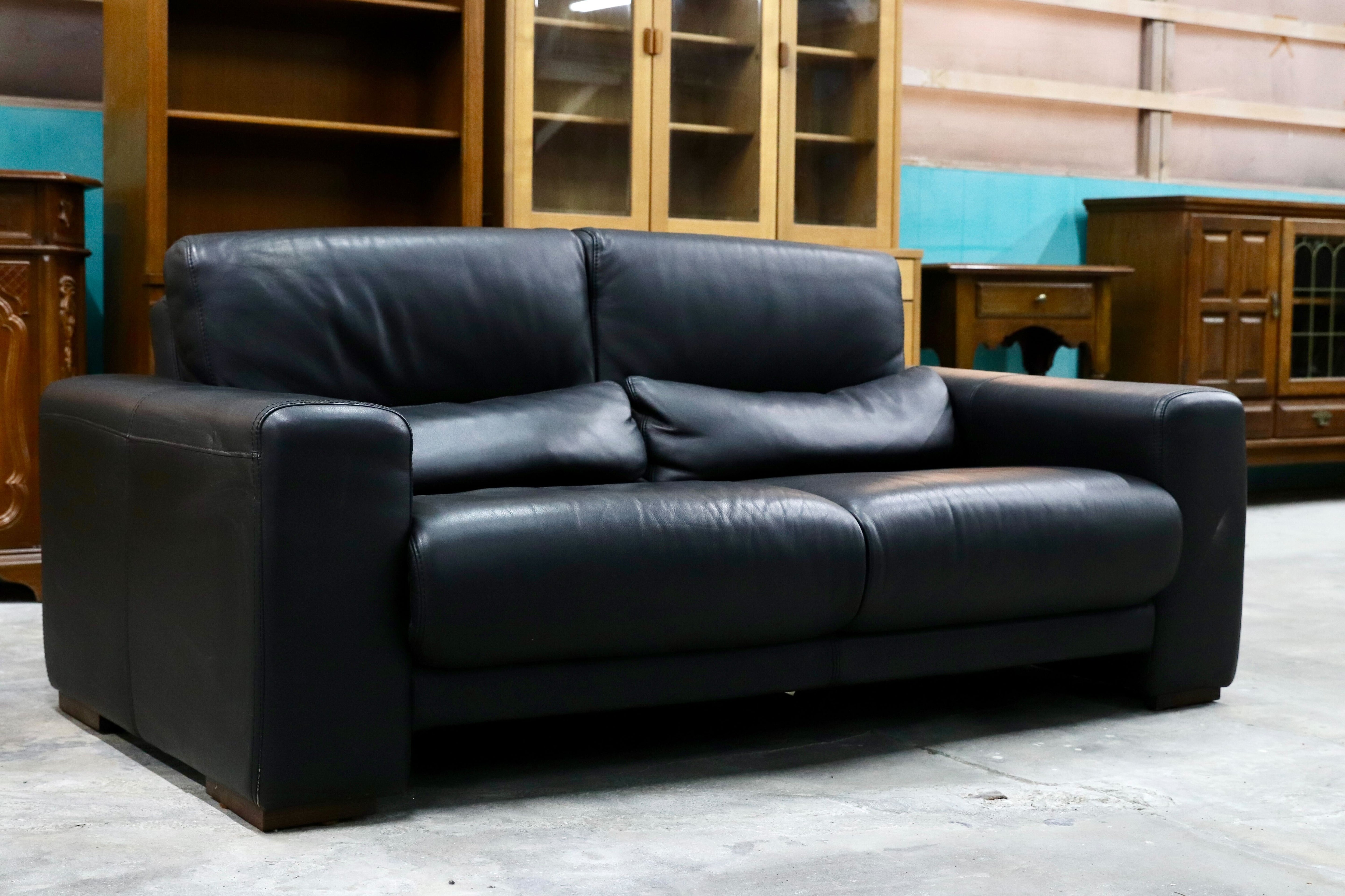 GMIH40C○IDC大塚家具 シングルソファ 2人掛けソファ ラブソファ 長椅子 黒 本革 モダン