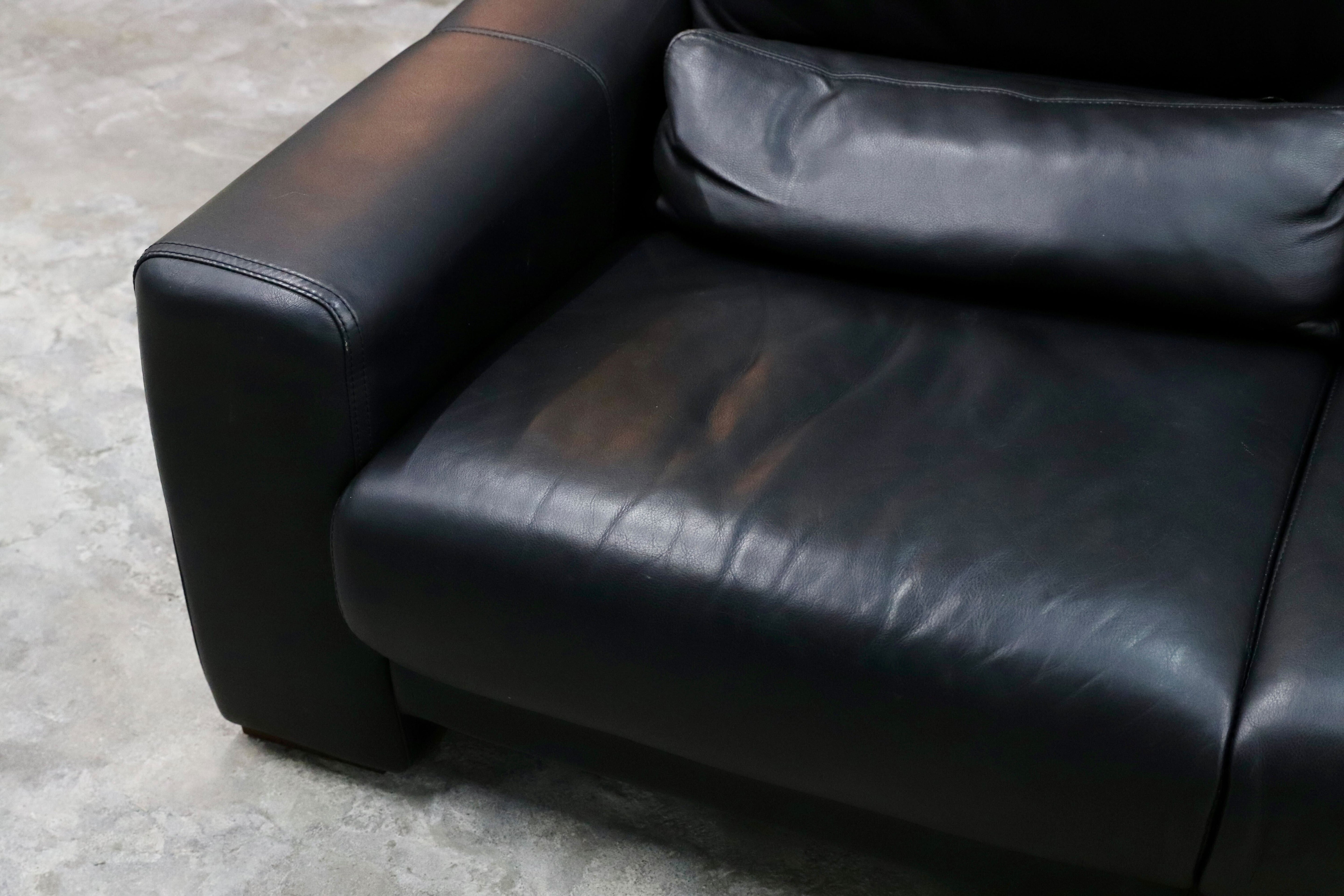 GMIH40C○IDC大塚家具 シングルソファ 2人掛けソファ ラブソファ 長椅子 黒 本革 モダン