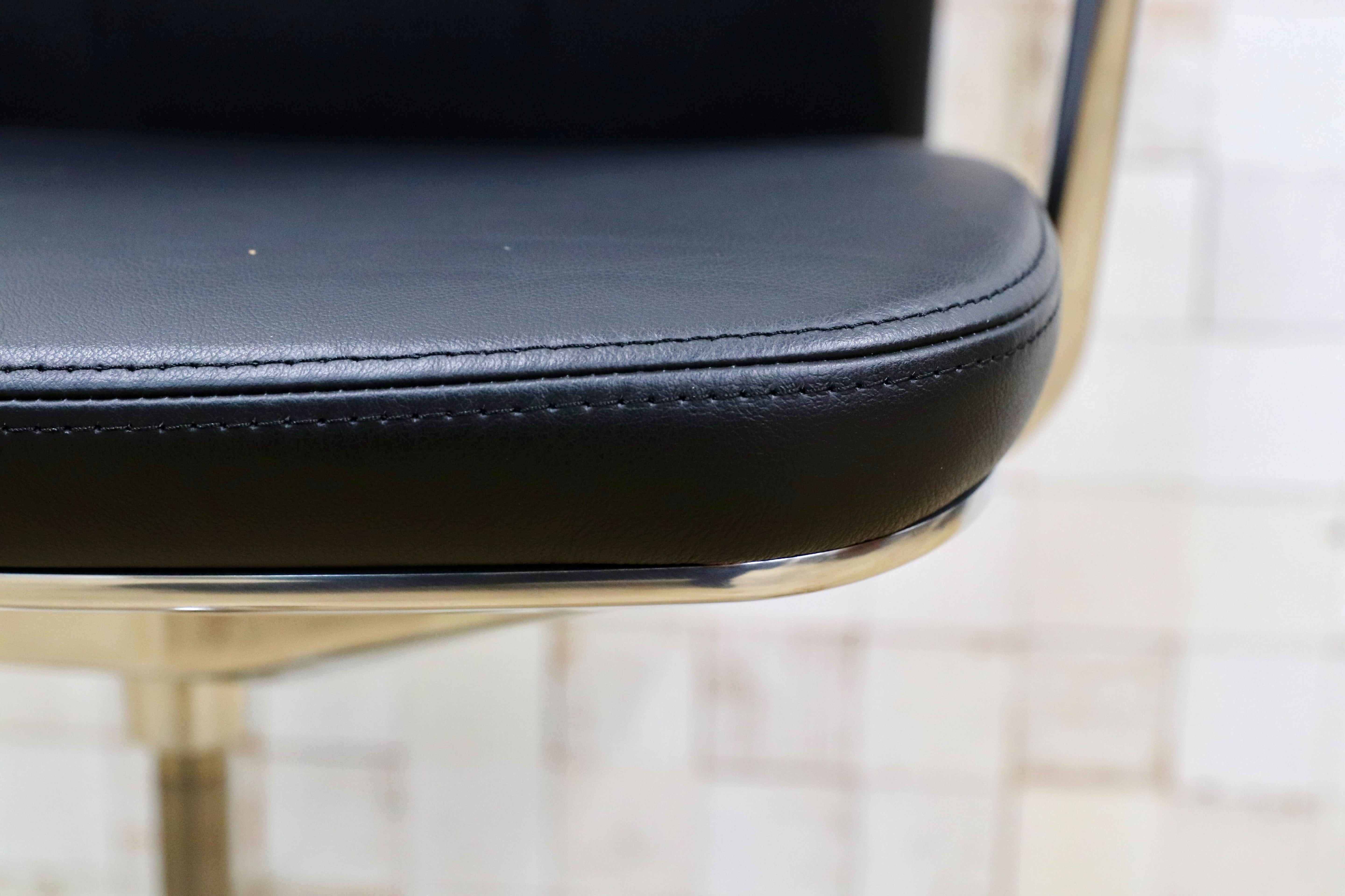 GMIK678C○okamura / オカムラ CRAFTIE クラフティー デスクチェア オフィスチェア アームチェア 本革 ウォールナット 定価約38万 展示品