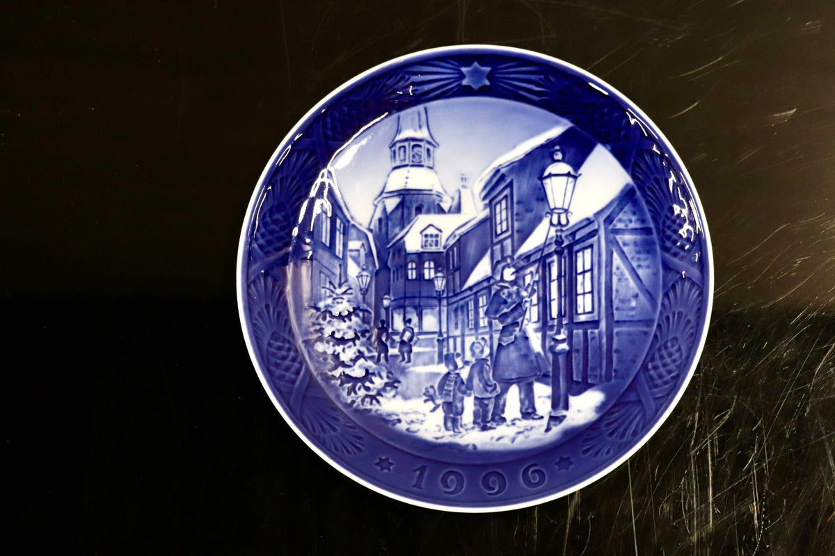 GMJH332BM◯Royal Copenhagen / ロイヤルコペンハーゲン 1996イヤープレート LIGHTING THE STREET LAMPS 街灯をともす頃 飾り皿 西洋