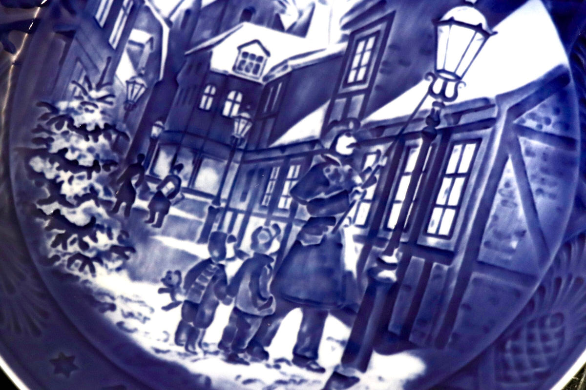 GMJH332BM◯Royal Copenhagen / ロイヤルコペンハーゲン 1996イヤープレート LIGHTING THE STREET LAMPS 街灯をともす頃 飾り皿 西洋
