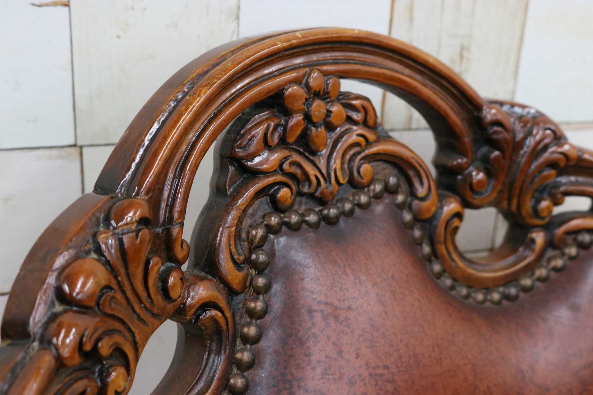 GMHH470D○イタリア製 ロココ調 ダイニングチェア 食卓椅子 レザー 鋲打ち 彫刻 アンティーク エレガント ヨーロピアン クラシック 猫脚