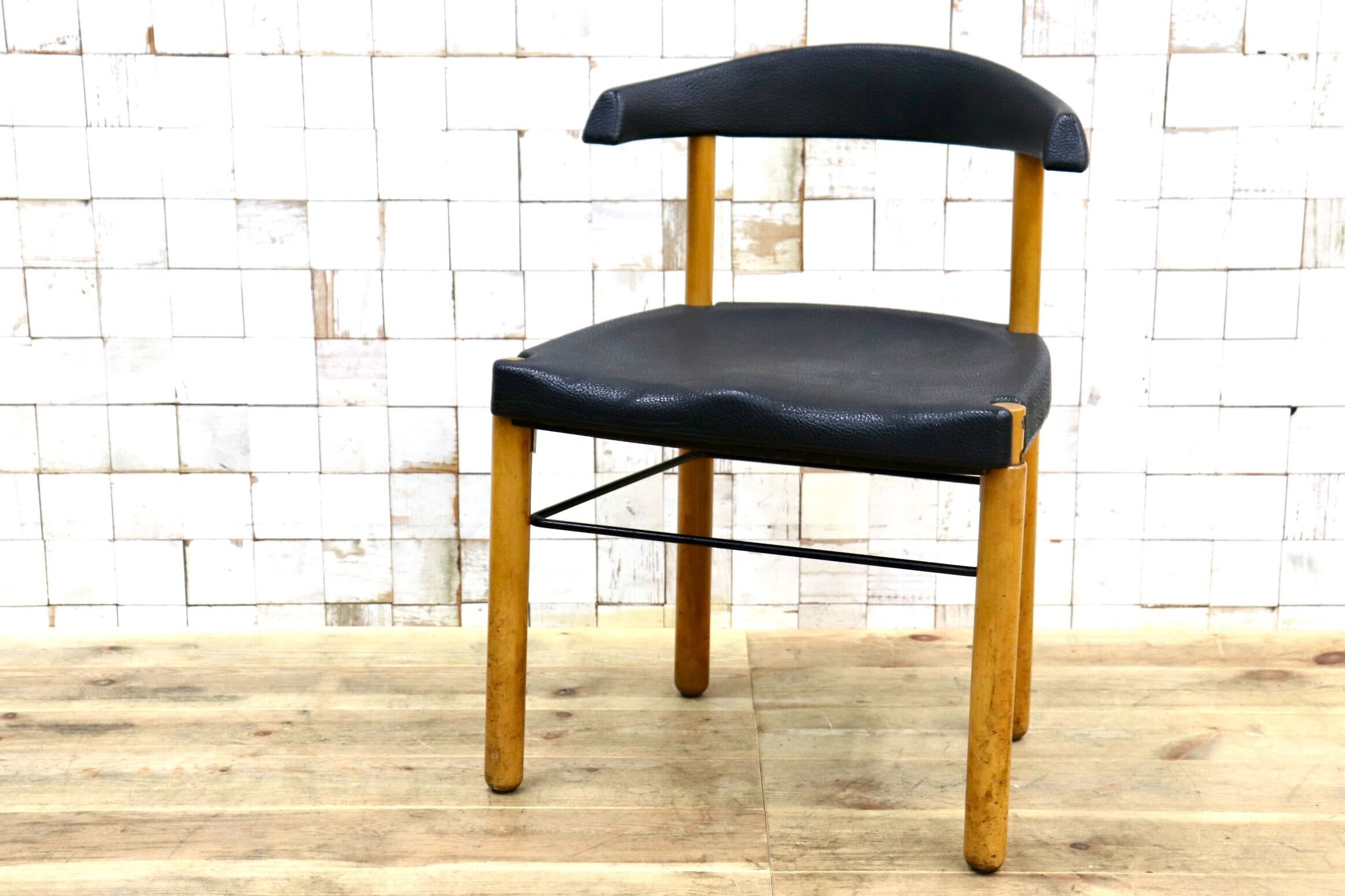 GMIN7T〇Cassina / カッシーナ レオナルドチェア ダイニングチェア Strassle collection社 スイス 椅子 ブラック 北欧スタイル モダン