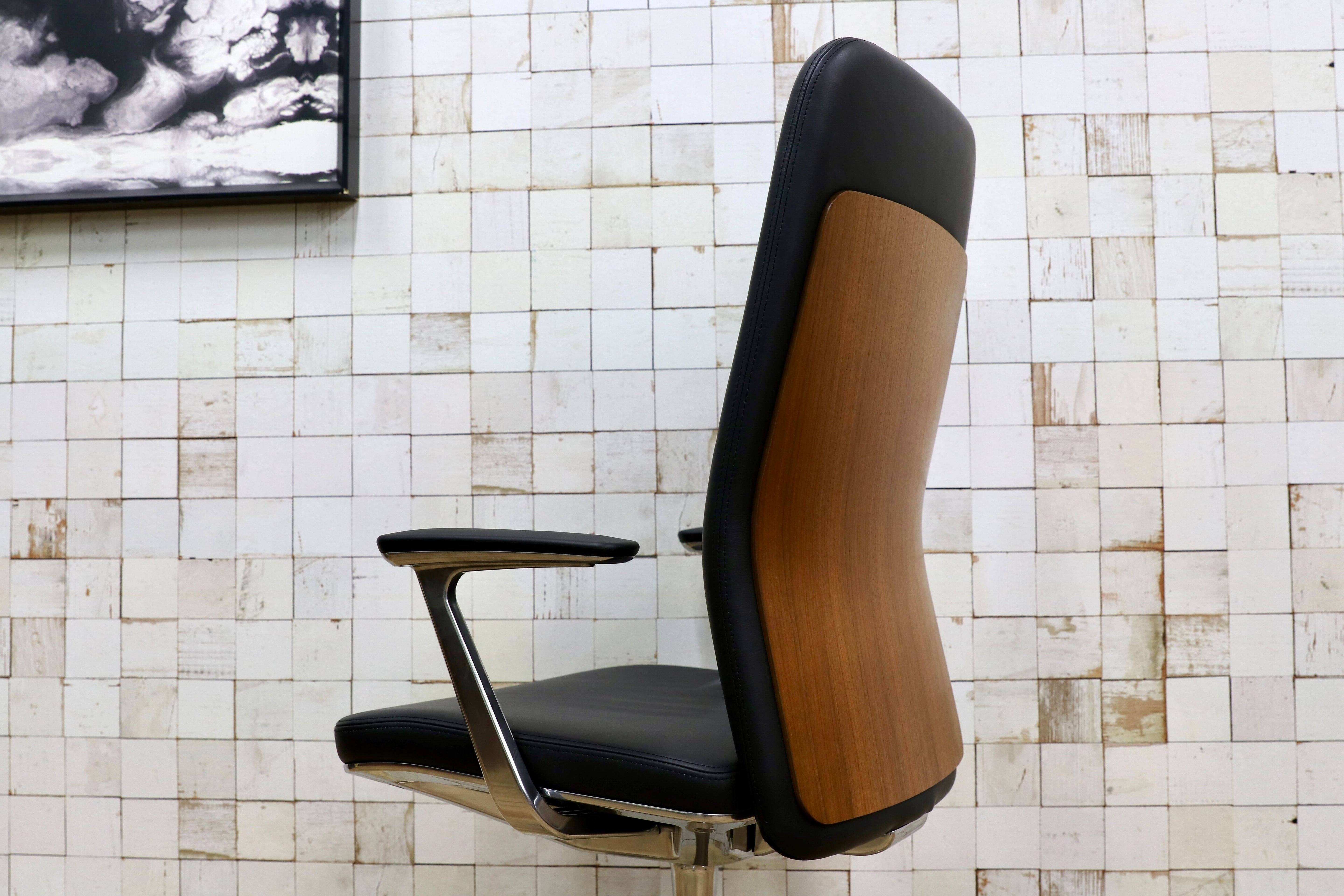 GMIK678I○okamura / オカムラ CRAFTIE クラフティー デスクチェア オフィスチェア アームチェア 本革 ウォールナット 定価約38万 展示品