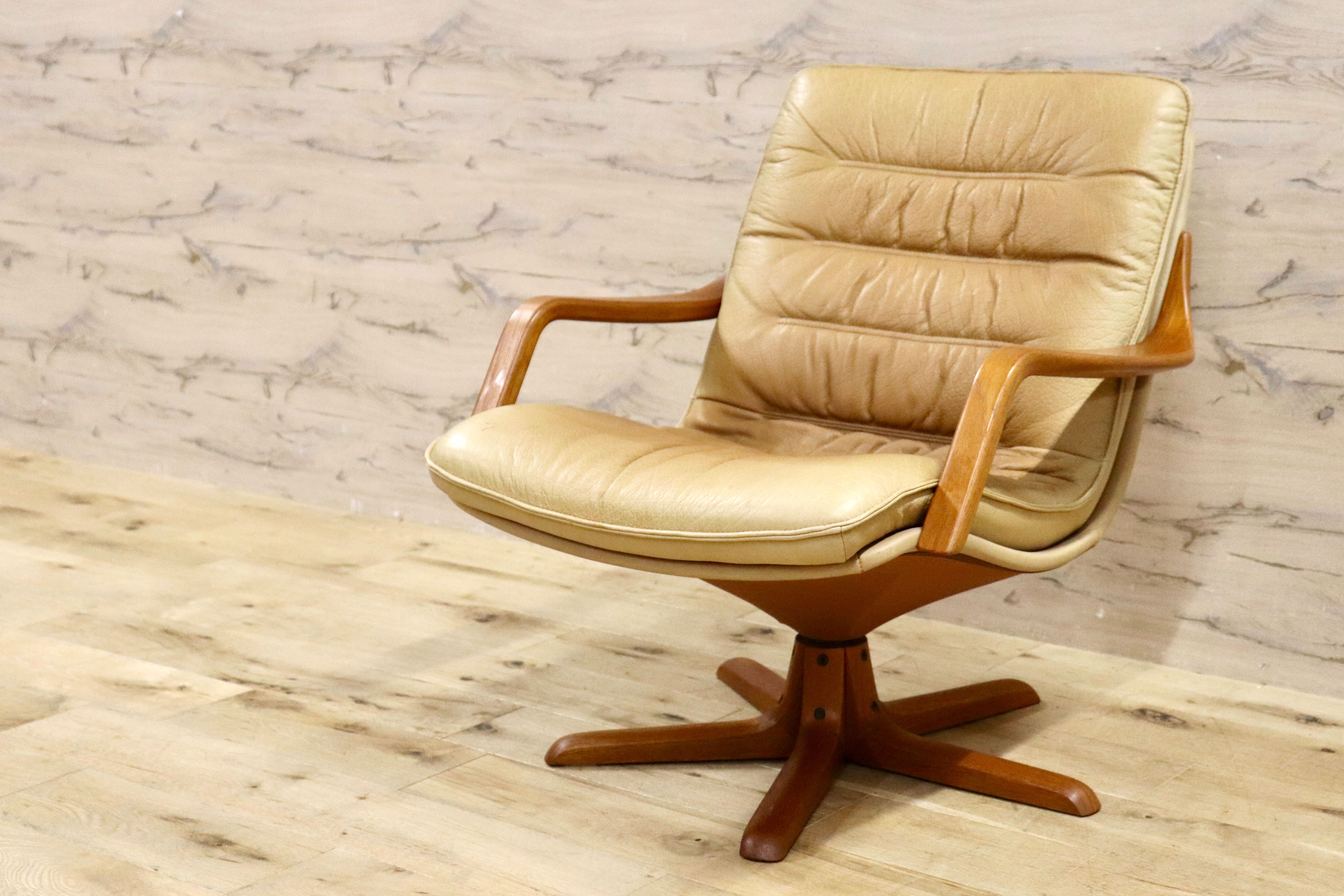 激安超特価 最大80%オフ  北欧 ビンテージ BERG FURNITURE ベルグファニチャー 本革 スツール
