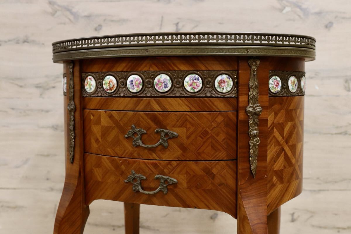 サイドテーブル