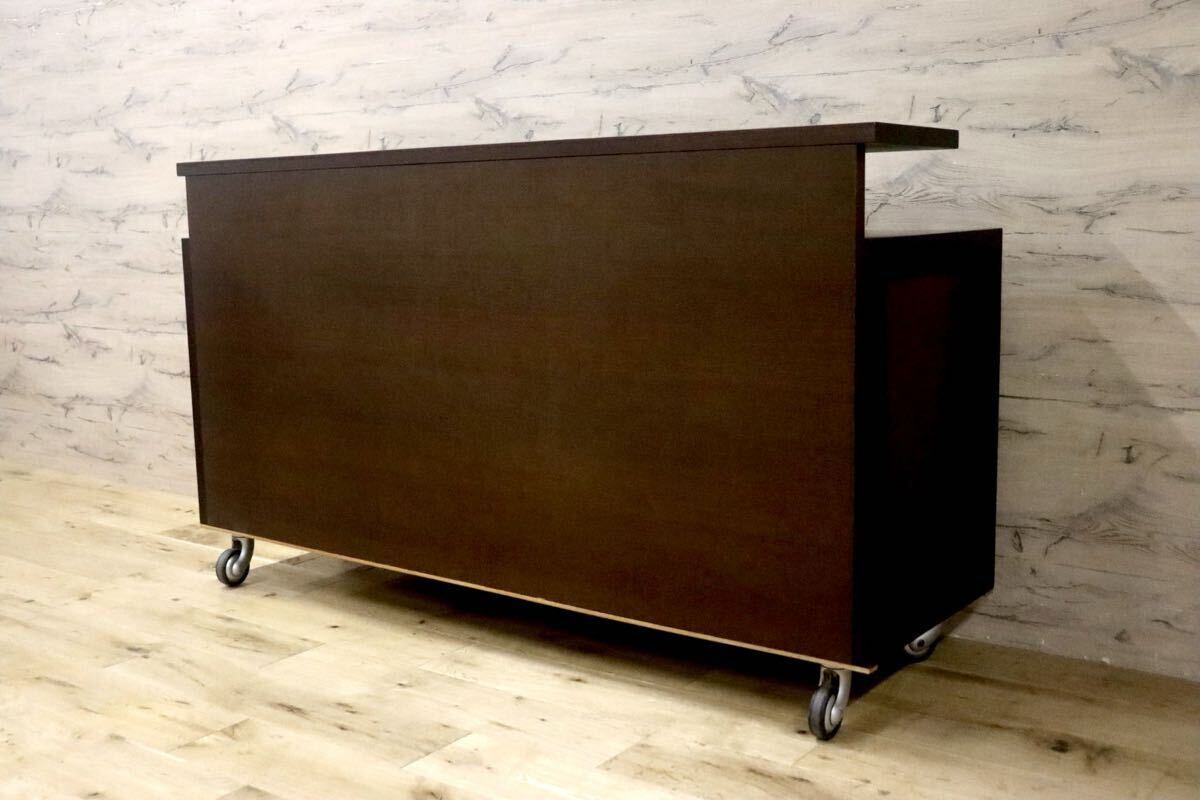 GMIH143○ガラスキャビネット サイドボード リビング収納 飾り棚 ダークブラウン スタイリッシュモダン キャスター付き