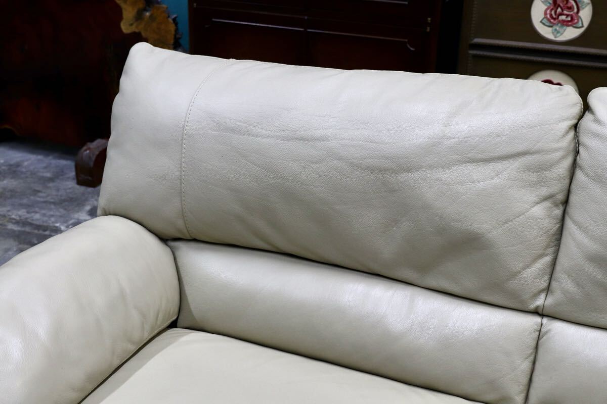 GMJS239○NATUZZI / ナツッジ 3人掛けソファ 総本革 ベージュ Uエンブレム イタリア モダン 高級レザーソファ リビングハウス 定価約50万