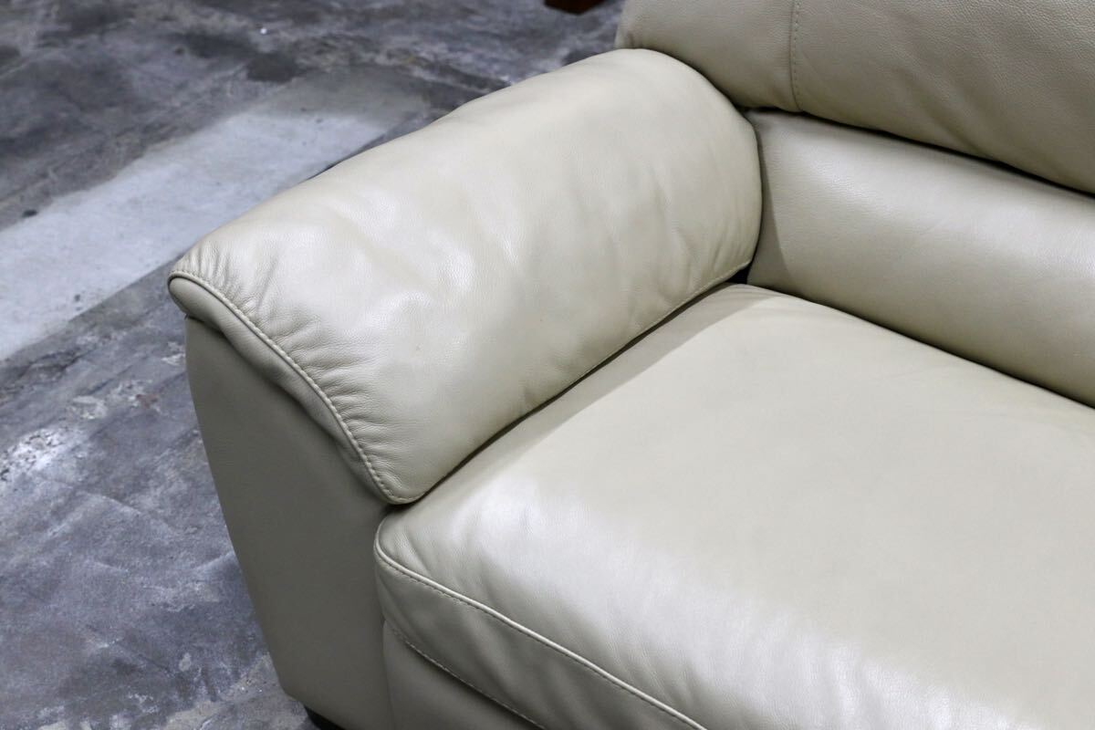 GMJS239○NATUZZI / ナツッジ 3人掛けソファ 総本革 ベージュ Uエンブレム イタリア モダン 高級レザーソファ リビングハウス 定価約50万