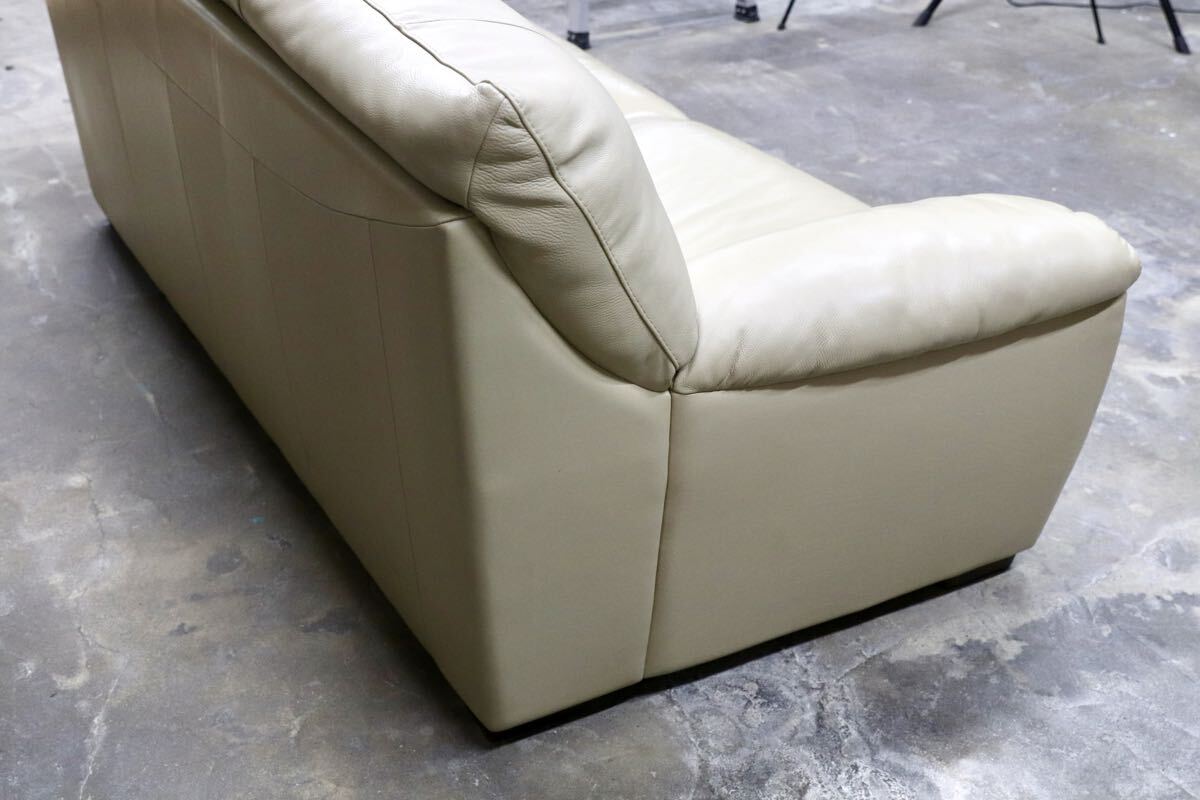 GMJS239○NATUZZI / ナツッジ 3人掛けソファ 総本革 ベージュ Uエンブレム イタリア モダン 高級レザーソファ リビングハウス 定価約50万