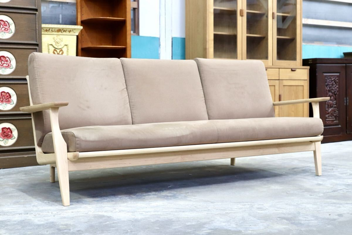 GMIK704○karimoku / カリモク WU6153 3人掛けソファ トリプルソファ ピュアメープル 布張り 長椅子 国産家具 約39万 展示品